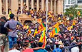 На Шри-Ланке митингующие прорвались на территорию канцелярии главы правительства