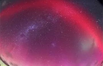 В небе над Новой Зеландией появилась необычная красная дуга