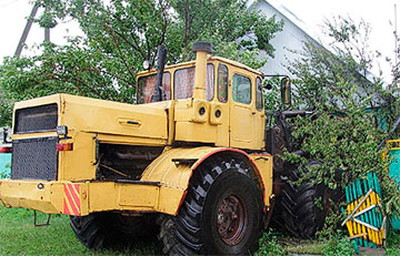 В Гомельской области колхозный трактор протаранил жилой дом