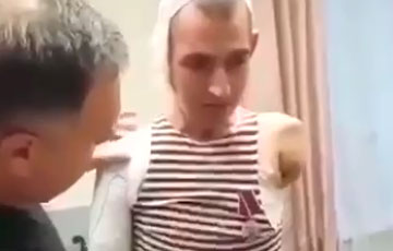 Потерявший обе руки на войне оккупант омывает медаль, полученную за убийства в Украине