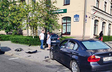 BMW и Toyota вылетели на тротуар после столкновения в Минске