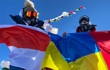 Белоруска взошла с бело-красно-белым флагом на вершину К2