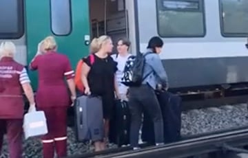 Утром в Брестской области поезд «штадлер» врезался в автомобиль