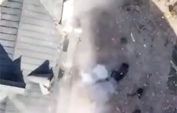 Украинские бойцы сбросили бомбу на головы оккупантов, возившихся с черным пакетом