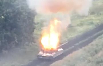 Украинские бойцы сделали яркий фейерверк, уничтожив вражеский танк