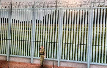 Белорусские спецслужбы разрушают забор на границе с Польшей болгарками, зубилами и другими инструментами