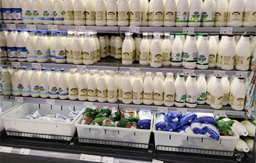 В белорусских магазинах продолжаются перебои с молоком