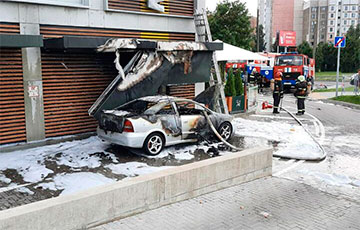 В Минске возле McDonald's открытым пламенем горел автомобиль