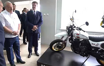 Лукашенко показали «белорусский» мотоцикл, который полностью состоит из китайских деталей
