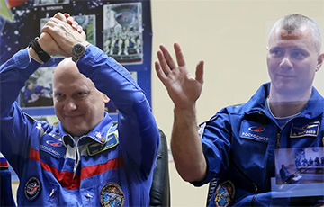 Российские космонавты прервали выход в открытый космос из-за проблем со скафандром