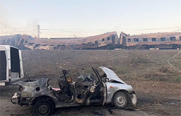 Сожженные вагоны и автомобили: жуткие кадры с места удара РФ по поезду в Чаплино