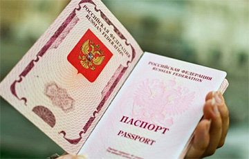 Россиян обязали сдать загранпаспорта