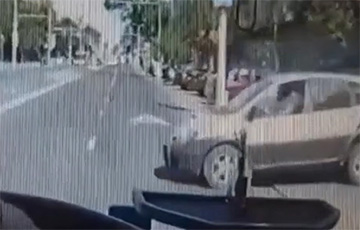 В Минске водитель Renault выехала на дорогу прямо перед автобусом