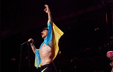 Фронтмен Red Hot Chili Peppers в Майами вышел на сцену с украинским флагом.