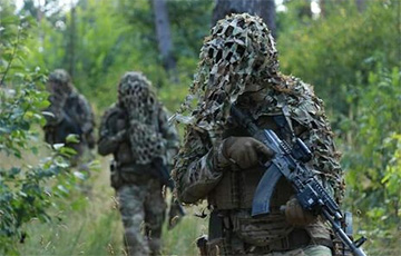 Украінскія вайскоўцы ўзарвалі БТР у тыле ворага