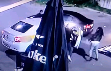 У Гародні п'яная дзяўчына напала на аўтамабіль таксі