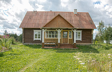 Минчане бросили работу и построили усадьбу в стиле сдержанного мещанства