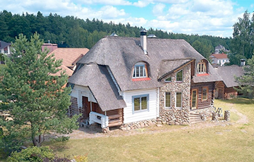 Под Минском нашли необычную усадьбу с крышами из камыша