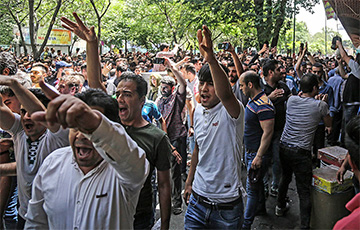 Многотысячные протесты проходят в Иране