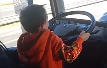В Витебской области водитель грузовика дал порулить ребенку