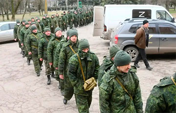В российском Липецке партию мобилизованных погнали на войну под плач родственников