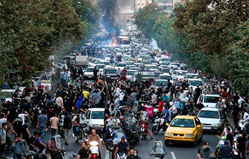 Протестующие в Иране забросали коктейлями Молотова «Корпус стражей Исламской революции»