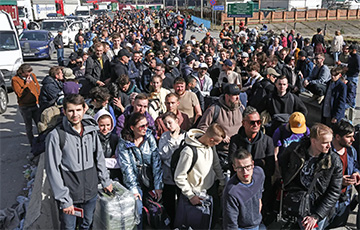 Как тысячи россиян уже неделю стоят в очередях на границе с Грузией в Верхнем Ларсе