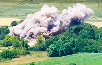 Ukrainian Fighters Destroyed Enemy Giatsint-S SPG and Two Ural Munition Trucks