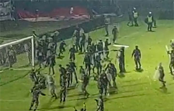 В давке на стадионе в Индонезии погибли 129 человек