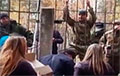 Видеофакт: Российских мобилизованных в Новосибирске кормят через забор