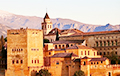 Ученые выяснили, почему золотой испанский дворец Альгамбра становится фиолетовым