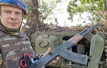 Деревянные «калаши» и учебные гранаты: с каким оружием оккупанты приехали в Украину