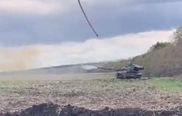 Видеофакт: Два украинских танка «Булат» стреляют в оккупантов в Херсонской области