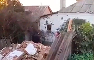 Российский танк выстрелил в частный дом в Крыму