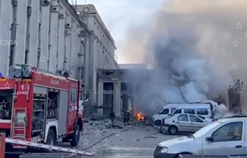 В центре Донецка прогремели мощные взрывы: пылает «городская администрация»
