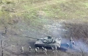 Российские солдаты бегут с позиций перед танком Грузинского легиона: яркие кадры