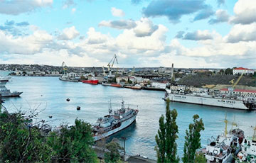 Атака на корабли РФ в Севастополе: появились кадры боевой работы дронов