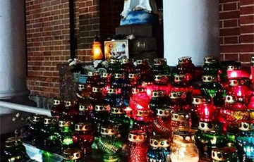 Католики приносят лампадки к стенам закрытого Красного костела