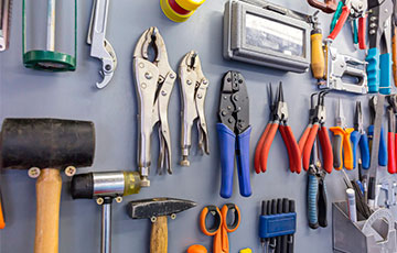 Белорус в маске на бегу похитил со стройки инструменты своего должника