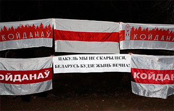 Партызаны Койданава выйшлі на пікет з яскравым плакатам