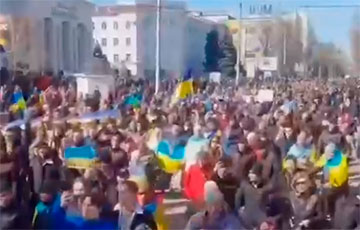 Херсон празднует освобождение: многотысячное шествие с гигантским флагом Украины