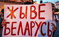 В Витебске сторож написал «Жыве Беларусь!» на капоте авто соседа-мента