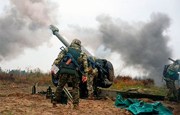 Украинские артиллеристы точным ударом уничтожили сразу три российских танка