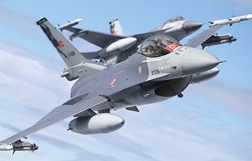 Знішчальнік F-16 упаў на ажыўленую аўтамабільную трасу ў Турцыі
