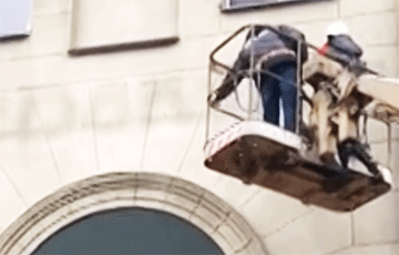 С минского «МакДональдса» на Независимости снимают вывески: видео