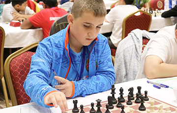 Десятилетний мальчик из Барановичей выиграл взрослый чемпионат по шахматам