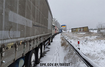 На границе с Украиной эвакуируют фуры, брошенные водителями