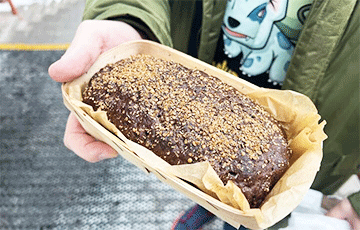 В Беларуси появился черный хлеб с салом внутри