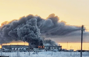 В Тюменской области РФ вспыхнул масштабный пожар на складе с бензовозами