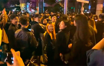 «Си Цзиньпин, в отставку!»: в Китае проходят массовые митинги против жестких COVID-ограничений